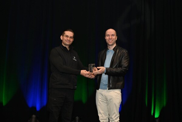 英矽智能创始人兼首席执行官 Alex Zhavoronkov 博士作为颁奖嘉宾，为 OpenAI 总裁 Greg Brockman 颁发PMWC 2026“杰出人物奖”（Luminary Award）