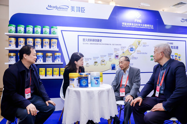 中国工程院院士陈君石（右二）、国际食品科学院院士罗云波（左一）和上海君石生命科学研究院理事长赵学军（右一）在会场上关注美赞臣产品