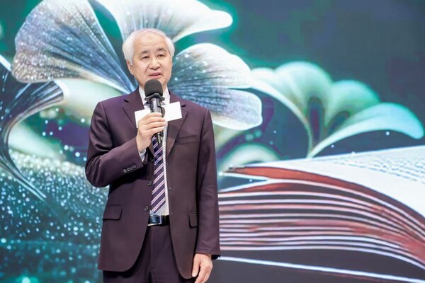 图说：孔维佳教授开场致辞