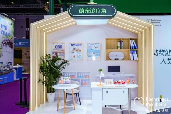 此次展台现场，勃林格殷格翰还设置了犬猫义诊活动，由专业宠物医生为到场毛孩子提供免费检查与健康咨询，将科学理念落到实处。