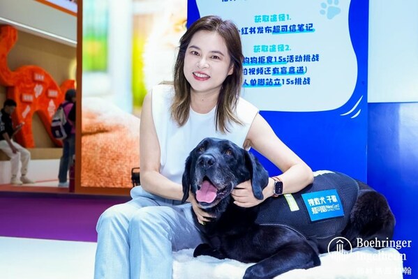 勃林格殷格翰中国伴侣动物业务负责人钮子伦与中国搜救犬子歇亲密互动