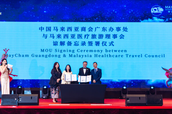 从左至右:MHTC中国市场主管Jaslyn Chong Chai Lin、MHTC中国市场代表Kara He Qianwen、MayCham Guangdong主席Kwan Joo Sin以及中国马来西亚商会会长罗维坚,出席MHTC与MayCham Guangdong推动高影响力医疗旅游合作的战略谅解备忘录签署仪式。 从左至右:MHTC中国市场主管Jaslyn Chong Chai Lin、MHTC中国市场代表Kara He Qianwen、MayCham Guangdong主席Kwan Joo Sin以及中国马来西亚商会会长罗维坚,出席MHTC与MayCham Guangdong推动高影响力医疗旅游合作的战略谅解备忘录签署仪式。