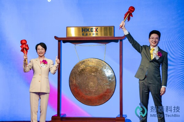 剂泰科技联合创始人、CEO赖才达博士 (右)、联合创始人陈红敏院士 (左) 庆祝公司成功上市 剂泰科技联合创始人、CEO赖才达博士 (右)、联合创始人陈红敏院士 (左) 庆祝公司成功上市