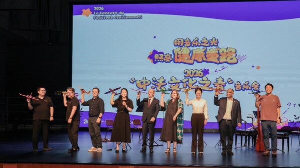 全体嘉宾放飞象征中法友谊的飞机,定格属于这个春天的美好瞬间。 全体嘉宾放飞象征中法友谊的飞机,定格属于这个春天的美好瞬间。