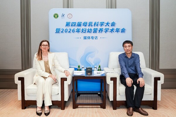 中国疾病预防控制中心妇幼营养室主任杨振宇和雀巢营养与健康医学、科学及法规事务负责人Sara Colombo Mottaz接受媒体采访