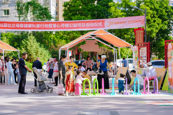 寓教于乐的亲子游园会吸引了众多居民参与 寓教于乐的亲子游园会吸引了众多居民参与