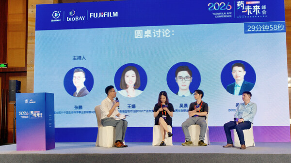 富士胶片(中国)生命科学事业部销售技术负责人张鹏(左一)与业界代表展开圆桌讨论 富士胶片(中国)生命科学事业部销售技术负责人张鹏(左一)与业界代表展开圆桌讨论