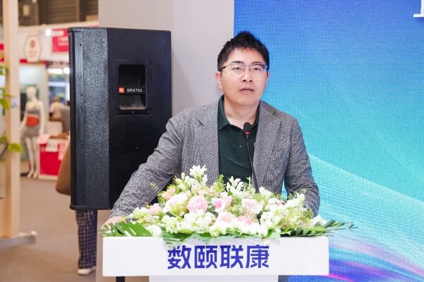 图:数颐联康董事长、创始人张军 致欢迎词 图:数颐联康董事长、创始人张军 致欢迎词
