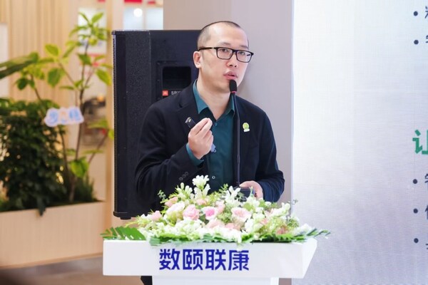 图:数颐联康CTO袁翔介绍“南山大模型” 图:数颐联康CTO袁翔介绍“南山大模型”