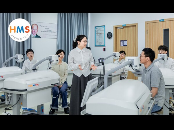 在HMS Vision Inc.的支持下,白内障专科医生在温州医科大学附属眼视光医院,使用HelpMeSee眼科手术模拟器参与由讲师指导的模拟白内障手术培训。该院配备六台模拟器,现已成为全球规模最大的HelpMeSee培训中心。 在HMS Vision Inc.的支持下,白内障专科医生在温州医科大学附属眼视光医院,使用HelpMeSee眼科手术模拟器参与由讲师指导的模拟白内障手术培训。该院配备六台模拟器,现已成为全球规模最大的HelpMeSee培训中心。